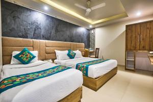 a hotel room with two beds and a kitchen at Treebo Amber International Mumbai Airport T2 in Mumbai
