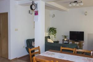 Televízia a/alebo spoločenská miestnosť v ubytovaní Gospodar Apartments