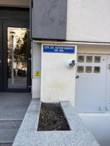 a sign on the side of a building next to a door at Garsonieră O&M in Craiova