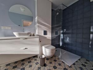 a bathroom with a toilet and a sink and a shower at Poilsio nameliai TekaTeka in Anykščiai