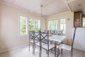 a dining room with a table and chairs at Villa Tuuliniemi in Muurame