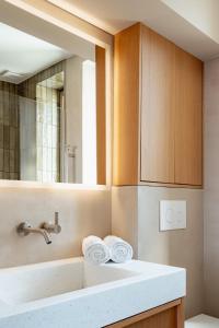 a bathroom with a sink and a mirror at Appart Hôtel Résidence Courcelle in Levallois-Perret +50 photos
