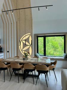 a dining room with a table and chairs at Sol Chalet Maramures in Borşa