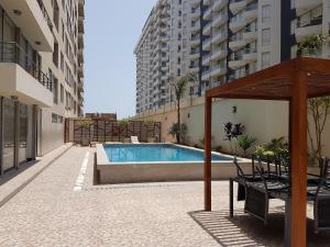 - une piscine au milieu d'un bâtiment dans l'établissement Lima Flats 3, à Lima