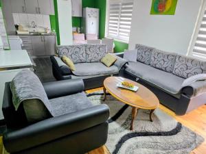 a living room with couches and a coffee table at MiR in Londža