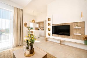 a living room with a television and a table at Premium Residence Virotel in Vir