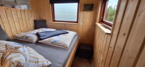 a room with two beds in a wooden cabin at Tiny House An der Pferdekoppel in Groß Garz