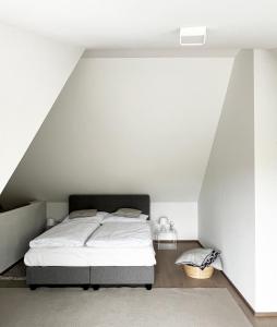 a bedroom with a bed in a attic at Flösserhaus Steyr - Wohnen am Fluss in Steyr