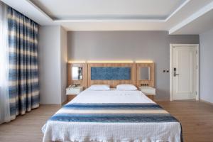 a bedroom with a large bed and a window at ADIYAMAN PARK HOTEL in Adıyaman