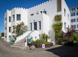 - un bâtiment blanc avec des escaliers devant dans l'établissement Castle House Luxury Apartments, à Reykjavik