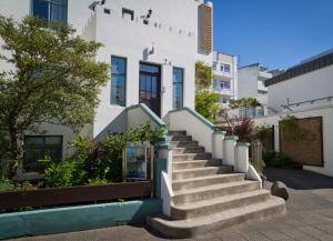 un conjunto de escaleras frente a un edificio blanco en Castle House Luxury Apartments, en Reikiavik