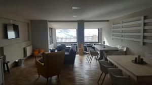 un salon avec une table et des chaises et une salle à manger dans l'établissement The Hostel, à Sierra Nevada