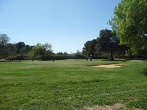 Ein Golfer steht auf dem Grün in der Unterkunft Villa Pays d'Oc in Béziers