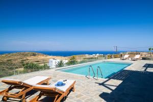 a swimming pool with a view of the ocean at Taeri Sifnos in Sifnos