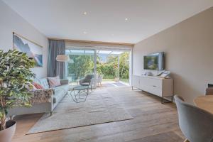 ein Wohnzimmer mit Sofa und Tisch in der Unterkunft Eiche in Interlaken