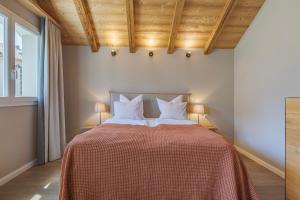 ein Schlafzimmer mit einem großen Bett und einer roten Decke in der Unterkunft Eiche in Interlaken