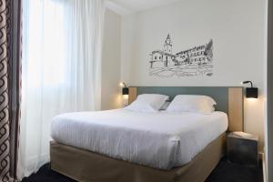 a bedroom with a large bed with white sheets at Hôtel Cyano Fréjus-Saint Raphaël in Fréjus