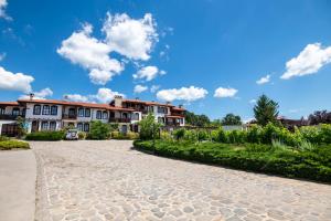 a cobblestone road in front of houses at Студио in Starosel
