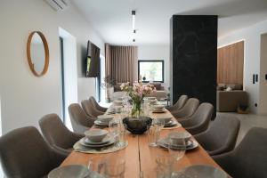 a dining room with a long table and chairs at Willa na wyłączność z jacuzzi - Willa Natura Anastazewo in Szydłowiec