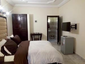 Tempat tidur dalam kamar di Hotel Saphir