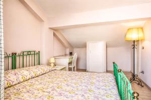 a bedroom with a bed and a lamp at Casa Vacanze Panoramics in Acquedolci