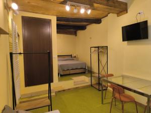 a bedroom with a bed and a television in a room at Tra Vicoli e Natura in Piediluco