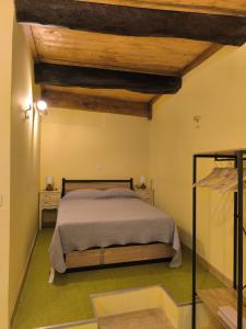 a bedroom with a bed and a wooden ceiling at Tra Vicoli e Natura in Piediluco