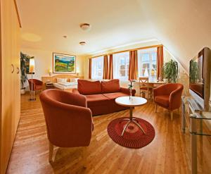 a living room with a couch and chairs and a table at Hotel Gasthof zum Ochsen in Ehingen