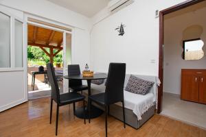 a dining room with a table and chairs at Apartment Marin in Tkon