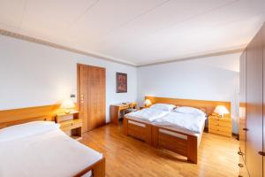 a hotel room with two beds and two lamps at VILLA NUOVA in Romeno