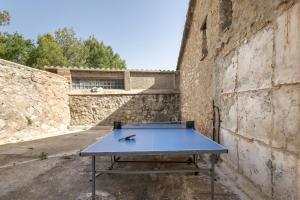 a ping pong table sitting in an alley at Eco Masias Cal Ferran in El Bruc