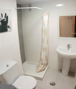 Kúpeľňa v ubytovaní www apartamentovaldivia es Parking incluido + 20 fotografií