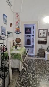 a dining room with a table and chairs in a room at Appartamento Patty in Cannole