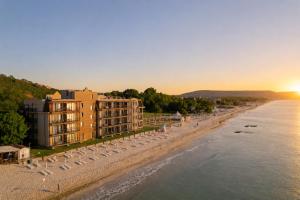 Luftaufnahme eines Strandes bei Sonnenuntergang in der Unterkunft Effect Algara Beach Resort - Ultra All Inclusive and Free Parking in Kranewo