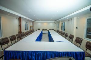 a conference room with a long table and chairs at Himalaya Forest Resort in Deorāli
