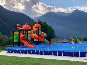 a water park with two slides in the grass at La CRI Bed & Breakfast in Giustino