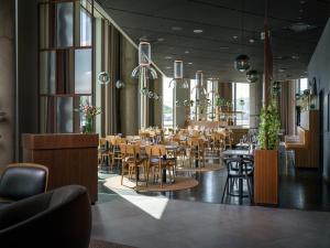 ein Restaurant mit Tischen und Stühlen in einem Raum in der Unterkunft Quality Hotel Harstad in Harstad
