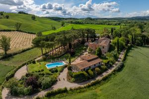 an aerial view of a home with a swimming pool at PODERE BELLARIA 18&2, Emma Villas in Rapolano Terme
