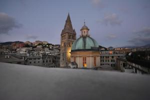 - une vue sur une ville la nuit avec un bâtiment dans l'établissement Hotel Palazzo Grillo, à Gênes