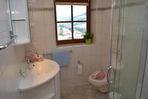 A bathroom at Gästehaus am Berg