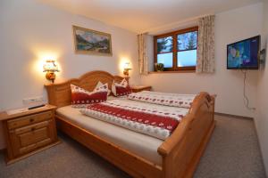 A bed or beds in a room at Gästehaus am Berg
