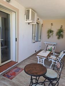 a living room with a table and chairs at casa oleandri in Golfo Aranci