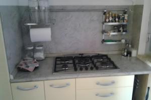 a stove top in a kitchen with white cabinets at Casa al Mare Ingresso Indipendente in Casalbordino