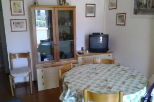 a dining room with a table and a tv at Casa al Mare Ingresso Indipendente in Casalbordino