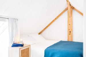 a bedroom with a bed and a window at Appart'Hôtel & Spa "Les Voiles" Le Houat in Carnac