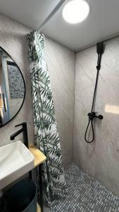 a shower curtain in a bathroom with a sink at Коворкинг-резорт ololoAkJol in Koshkolʼ