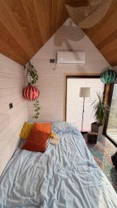 a bedroom with a bed in a room at Коворкинг-резорт ololoAkJol in Koshkolʼ