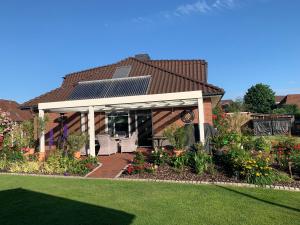 a pavilion with a solarium on top of a house at Privatzimmer Guhl in Munster
