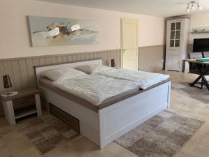 a bedroom with a bed in a room at Privatzimmer Guhl in Munster
