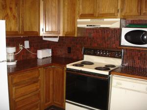 a kitchen with a black and white stove top oven at Georgetown Mountain Inn in Georgetown